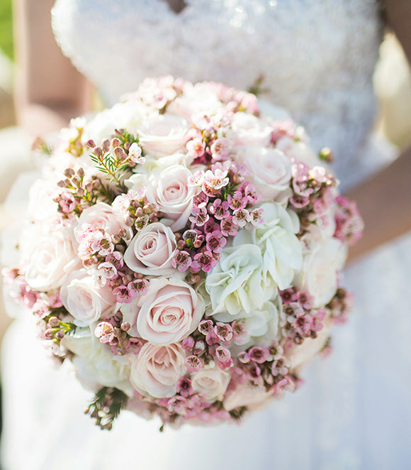 A Blooming Love Story: Captivating Roses Wedding Bouquet